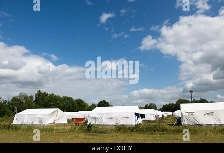 Hamburg, Deutschland. 9. Juli 2015. Zelte sind auf dem Gelände der Auffanglager für Flüchtlinge in Hamburg, Deutschland, 9. Juli 2015 eingerichtet. Die Hamburg Zustand Parlamentsdebatten über das Asylrecht unter anderem am 9. Juli 2015. Foto: DANIEL REINHARDT/Dpa/Alamy Live News Stockfoto