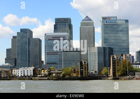 Hochhäuser der Canary Wharf auf der Isle of Dogs, London, betrachtet über die Themse von Greenwich Peninsula Stockfoto