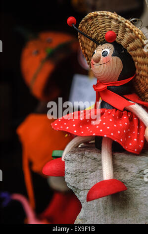 Souvenir-Puppe in einem Kunsthandwerksladen. Tallinn. Estland Stockfoto