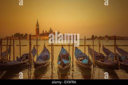 Sehr früh am Morgen ebenso wie die Sonne aufgeht und die Gondeln sind gegenüber San Giorgio Maggiore festgemacht. Stockfoto