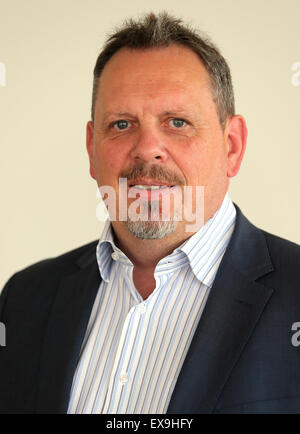 Berlin, Deutschland. 9. Juli 2015. Der neue CEO der Vattenfall Tochtergesellschaft Stromnetz Berlin, Thomas Schaefer, posiert in der Vattenfall-Zentrale in Berlin, Deutschland, 9. Juli 2015. Foto: WOLFGANG KUMM/Dpa/Alamy Live News Stockfoto