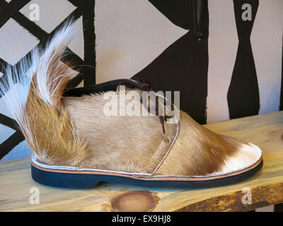 Bruder Vellies afrikanische Handarbeit Schuhe am South Street Seaport, NYC Stockfoto