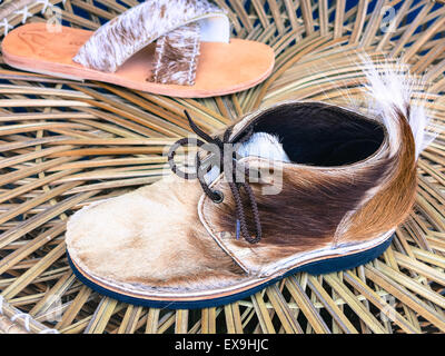 Bruder Vellies afrikanische Handarbeit Schuhe am South Street Seaport, NYC Stockfoto