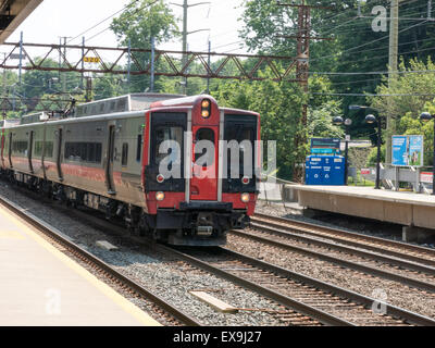 Metro-North Zug Ankunft am Fluss-Station, Riverside, CT, USA Stockfoto