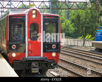 Metro-North Zug Ankunft am Fluss-Station, Riverside, CT, USA Stockfoto