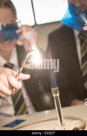 Studenten in einer Wissenschaft Lektion mit dem Bunsenbrenner Stockfoto
