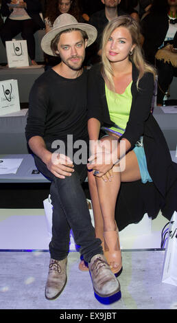 Berlin, Deutschland. 9. Juli 2015. Britischer Schauspieler Tom Payne und seine Freundin, schwedische Modell Jennifer Akerman, besuchen die "Designer for Tomorrow" Fashion Show auf der Mercedes-Benz Fashion Week in Berlin, Deutschland, 9. Juli 2015. Während der Berlin Fashion Week vom 07. bis 10. Juli werden die Kollektionen für Frühjahr/Sommer 2016 vorgestellt. Foto: Jörg CARSTENSEN/Dpa/Alamy Live News Stockfoto