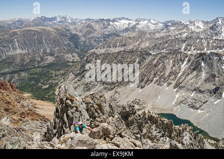 eine Frau klettert Mount Emerson in der Sierra Nevada Stockfoto
