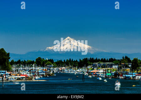 Mt. Hood über Bridgeton Nachbarschaft in Portland, oder Stockfoto