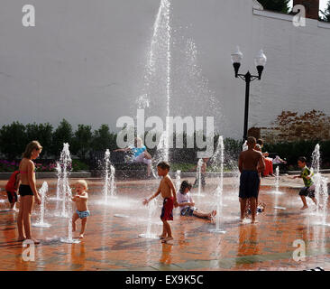 Kinder freuen sich über eine Outdoor-Brunnen an einem heißen Sommertag in der Altstadt, Winchester, Virginia Stockfoto