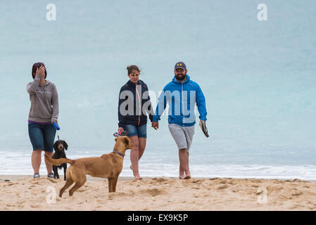 Hund-Wanderer auf Fistral Strand in Newquay, Cornwall Stockfoto