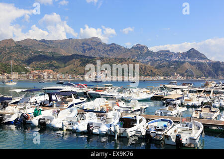 Giardini Naxos Bucht mit Blick auf Kap Taormina Berge, Sizilien, Italien Stockfoto