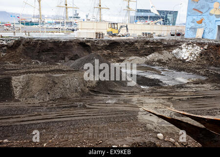 Neubau weichen Ausgrabung durch Schichten von vulkanischem Material Hafen Reykjavik Island Stockfoto