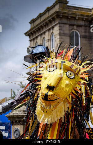 Ein riesiges Bildnis eines Löwen durchgeführt während der bunten Paraden am Mazey Tag, Teil des Golowan Festival in Penzance Stockfoto