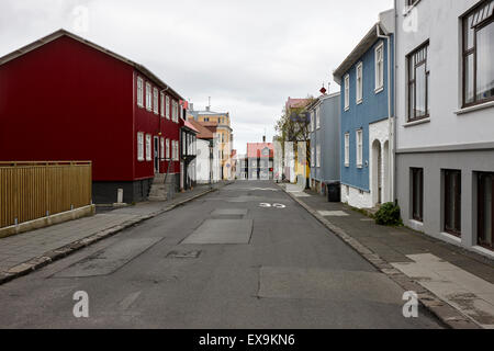 Wohnstraße mit Multi-Storey Wellblech verkleidete Gebäude Reykjavik Island Stockfoto