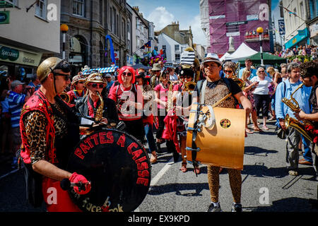 Der Breton Street Band Pattes Caisse Leine eine der bunten Paraden am Mazey Tag, Teil des Festivals Golowan Penzance, Stockfoto
