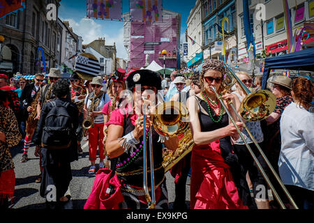 Labyrinth - das Bretonische Street Band Pattes eine Caisse führen eine der bunten Paraden auf Mazey Tag, Teil des Golowan Festival in Penzance. Stockfoto