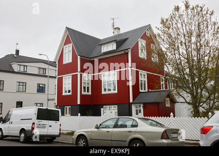 typisch Beton Keller Wellblech bekleideten aufbauend auf ein Wohngebiet Straße Reykjavik Island Stockfoto