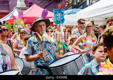 Kinder und Erwachsene beteiligen sich bunte Paraden am Mazey Tag, Teil des Golowan Festival in Penzance, Cornwall. Stockfoto