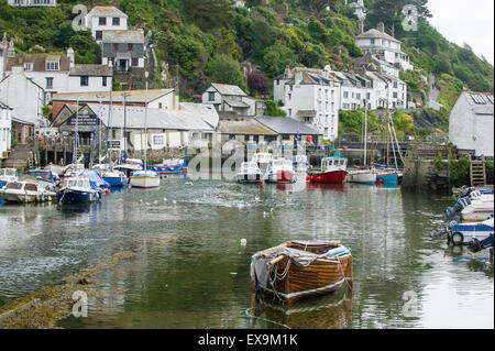 Im malerischen und historischen Fischerdorf Polperro in Cornwall liegen Boote im Hafen. Stockfoto