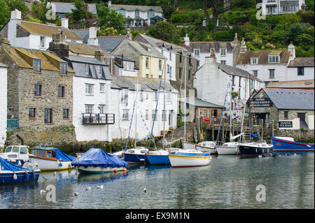 Im malerischen historischen Fischerdorf Polperro in Cornwall vertäuten die Boote im Hafen. Stockfoto