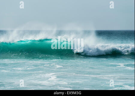 Eine ankommende Welle am Fistral Beach in Newquay, Cornwall. Stockfoto