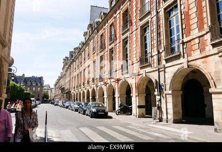 Galerien der älteste Platz, Place des Vosges, Paris, Frankreich. Stockfoto