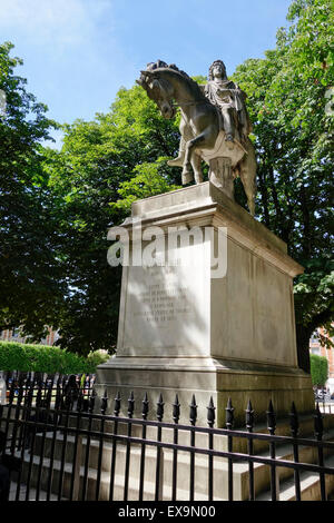 Bronze-Statue von König Louis XIII de 13, älteste Platz Place de Vosges, Paris, Frankreich. Stockfoto