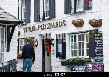 Die drei Sardinen Pub im Cornish Fischerdorf Polperro, Cornwall. Stockfoto