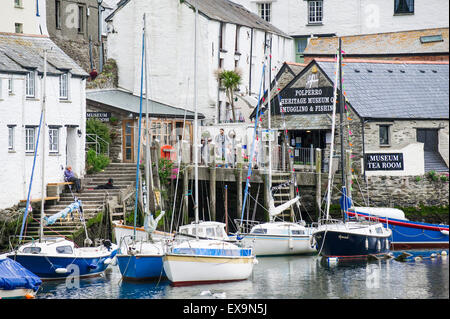 Im malerischen und historischen Fischerdorf Polperro in Cornwall liegen Boote im Hafen. Stockfoto