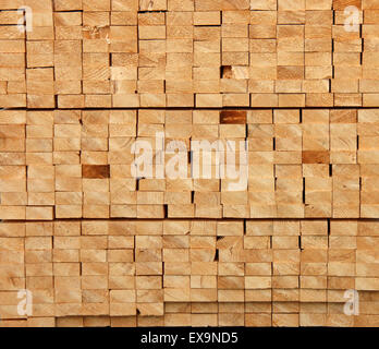 Ein Stapel ordentlich vorbereitet und geschnittenen Holz. Stockfoto