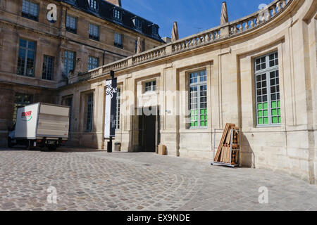 LKW am Eingang Picasso-Museum, Musée National Picasso, Paris, Frankreich. Stockfoto