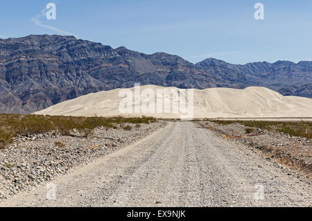 steinigen Feldweg führt zu Eureka Dünen im Death Valley Nationalpark Stockfoto