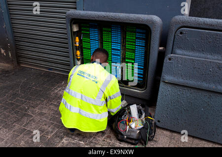 BT-Service-Ingenieur arbeitet an einer Anschlussdose in Bristol City, England, UK Stockfoto