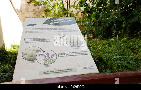 Info-Tafel, experimentelle ökologische Reserve, der Biodiversität, Le Jardin des Rosiers, Marais, Paris, Frankreich. Stockfoto