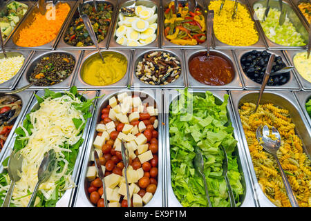 Verschiedene Salate am buffet Stockfoto