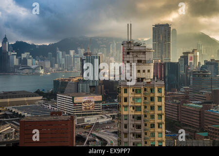 Hong Kong Skyline am Abend während der golden Hour. (Ansicht von Hung Hom) Stockfoto