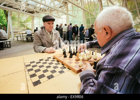 BELARUS, GOMEL - 9. Mai 2014: Aktive Rentner, alte Freunde und Freizeit, senior Männer Spaß haben und spielen Schach bei city Stockfoto