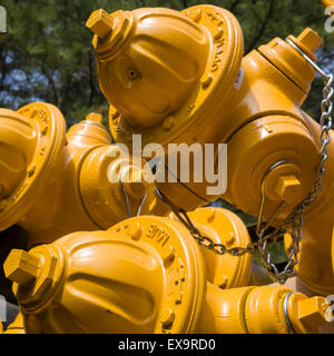 Neue Hydranten auf einem LKW warten auf Transport in ihre Aufstellungsorte Stockfoto