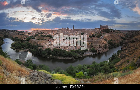 Toledo Panorama bei Dämmerung, Kastilien-La Mancha, Spanien Stockfoto