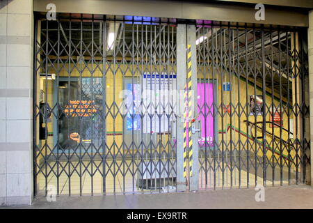 Barbican Station, London, England, UK. 9. Juli 2015. Die Streiks durch die RMT um 18:00 heute fertig, aber ein Großteil der Londoner u-Bahnstationen sind noch heute Abend geschlossen. Normale Dienstleistungen sollte am Freitagmorgen fortgesetzt und Pendler sollten Verzögerungen auf ihrer Reise erwarten. Stockfoto