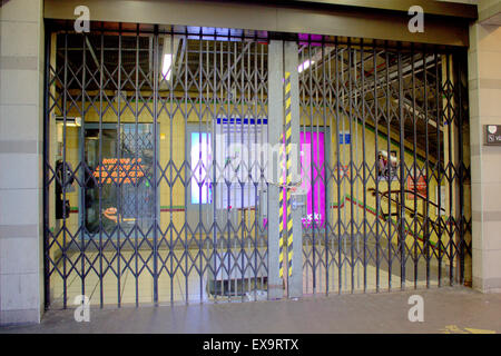 Barbican Station, London, England, UK. 9. Juli 2015. Die Streiks durch die RMT um 18:00 heute fertig, aber ein Großteil der Londoner u-Bahnstationen sind noch heute Abend geschlossen. Normale Dienstleistungen sollte am Freitagmorgen fortgesetzt und Pendler sollten Verzögerungen auf ihrer Reise erwarten. Stockfoto