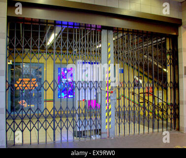 Barbican Station, London, England, UK. 9. Juli 2015. Die Streiks durch die RMT um 18:00 heute fertig, aber ein Großteil der Londoner u-Bahnstationen sind noch heute Abend geschlossen. Normale Dienstleistungen sollte am Freitagmorgen fortgesetzt und Pendler sollten Verzögerungen auf ihrer Reise erwarten. Stockfoto