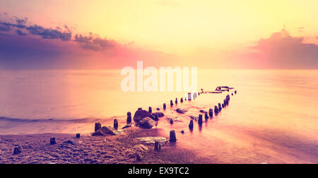 Nach lila Sonnenuntergang friedlichen Meer Landschaft. Stockfoto