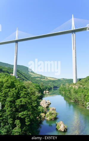 Ein Abschnitt der Millau-Viadukt oder Straße Brücke über den Fluss Tarn in der Nähe von Peyre, Aveyron, Frankreich Stockfoto