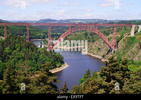 Gustave Eiffels Eisenbahnviadukt Le Viaduc de Garabit, über den Fluss Truyère bei Ruynes-En-Margeride, Cantal, Frankreich Stockfoto