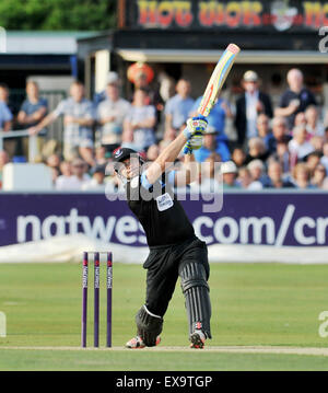 Luke Wright von Sussex zerschlägt den Ball für sechs Auflagen während der NatWest T20 Blast-Cricket-Match zwischen Haien Sussex und Kent Spitfires im brightonandhovejobs.com County Ground in Hove Freitag, 3. Juli 2015 Stockfoto