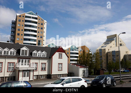 kontrastreiche Architektur zwischen alten und neuen Reykjavik Island Stockfoto