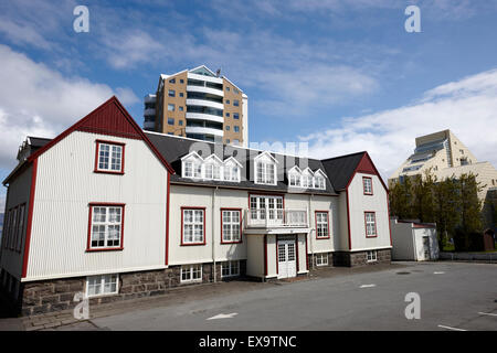 kontrastreiche Architektur zwischen alten und neuen Reykjavik Island Stockfoto