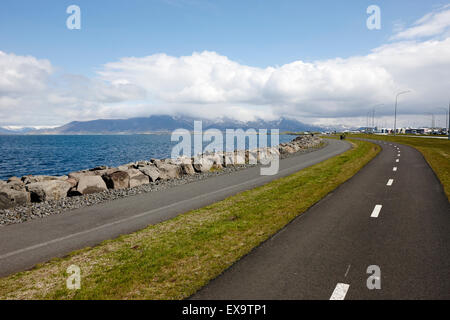 Wanderweg und Zyklus Weg am Saebraut Meer Küste Straße Reykjavik Island Stockfoto